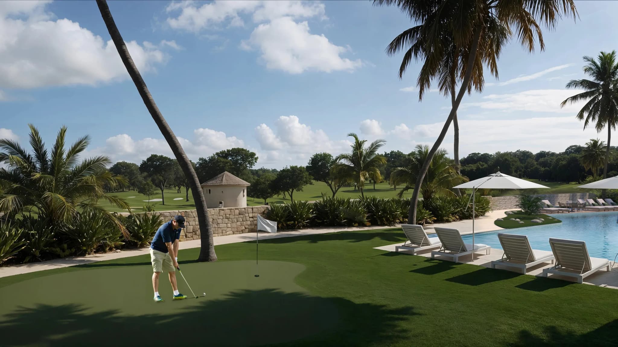 Putting green junto a la piscina, con el campo de golf detrás