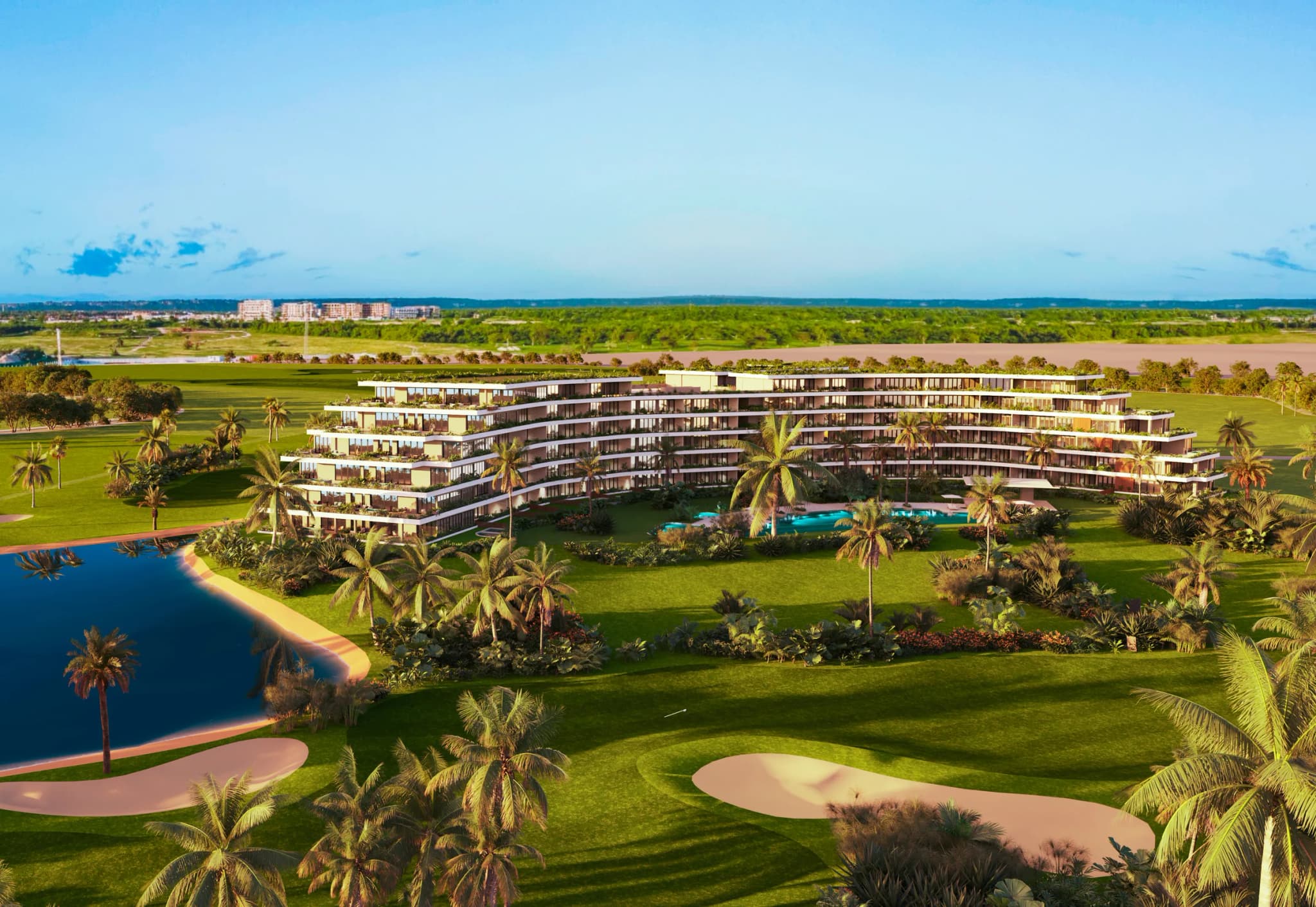 El edificio visto desde el campo de golf, junto a un lago