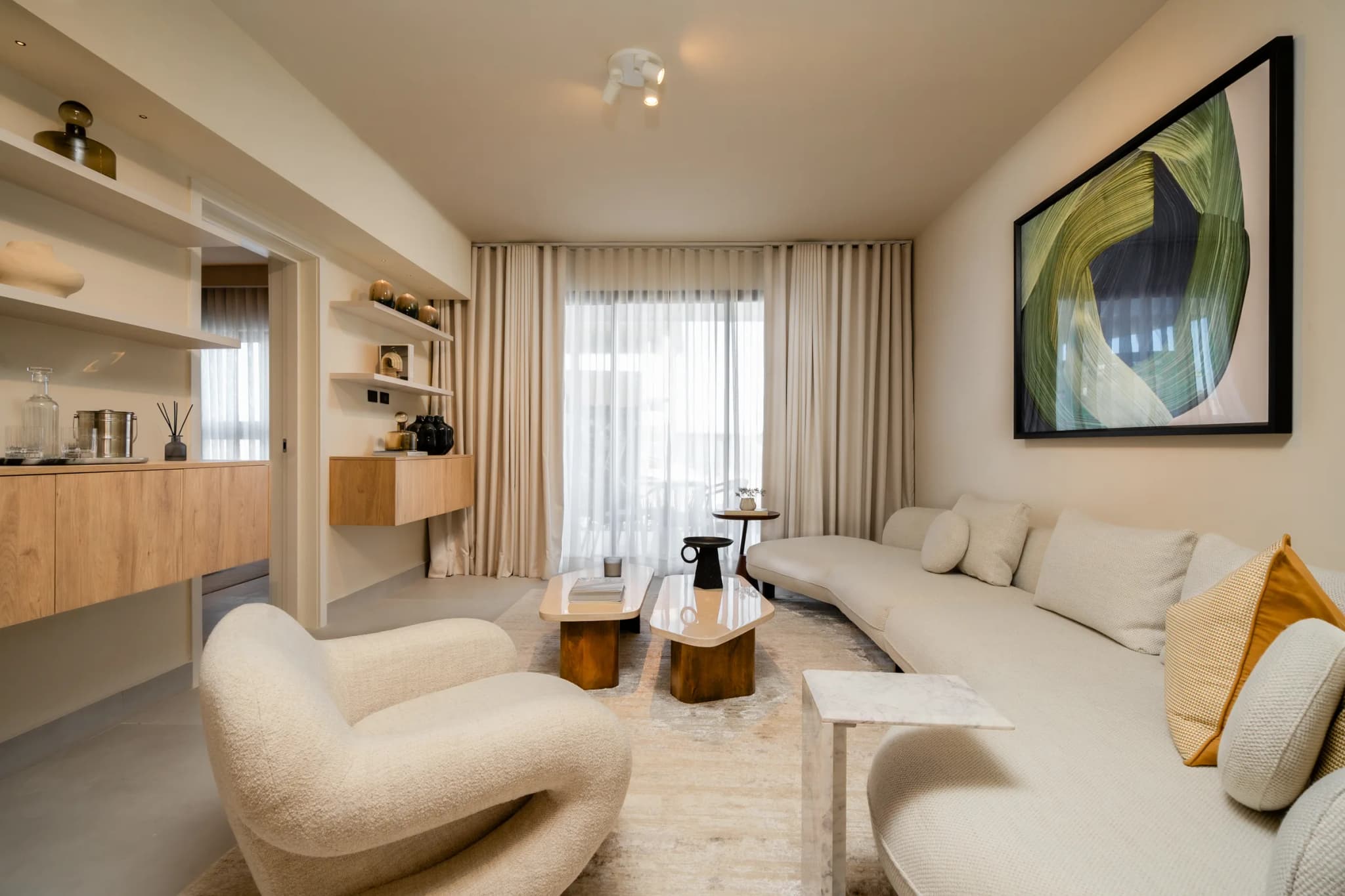 Sala del apartamento modelo, abierta al balcón
