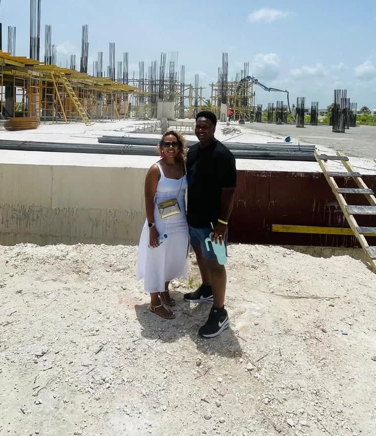Jessica Colmenares y su acompañante en la obra de su proyecto en Cap Cana