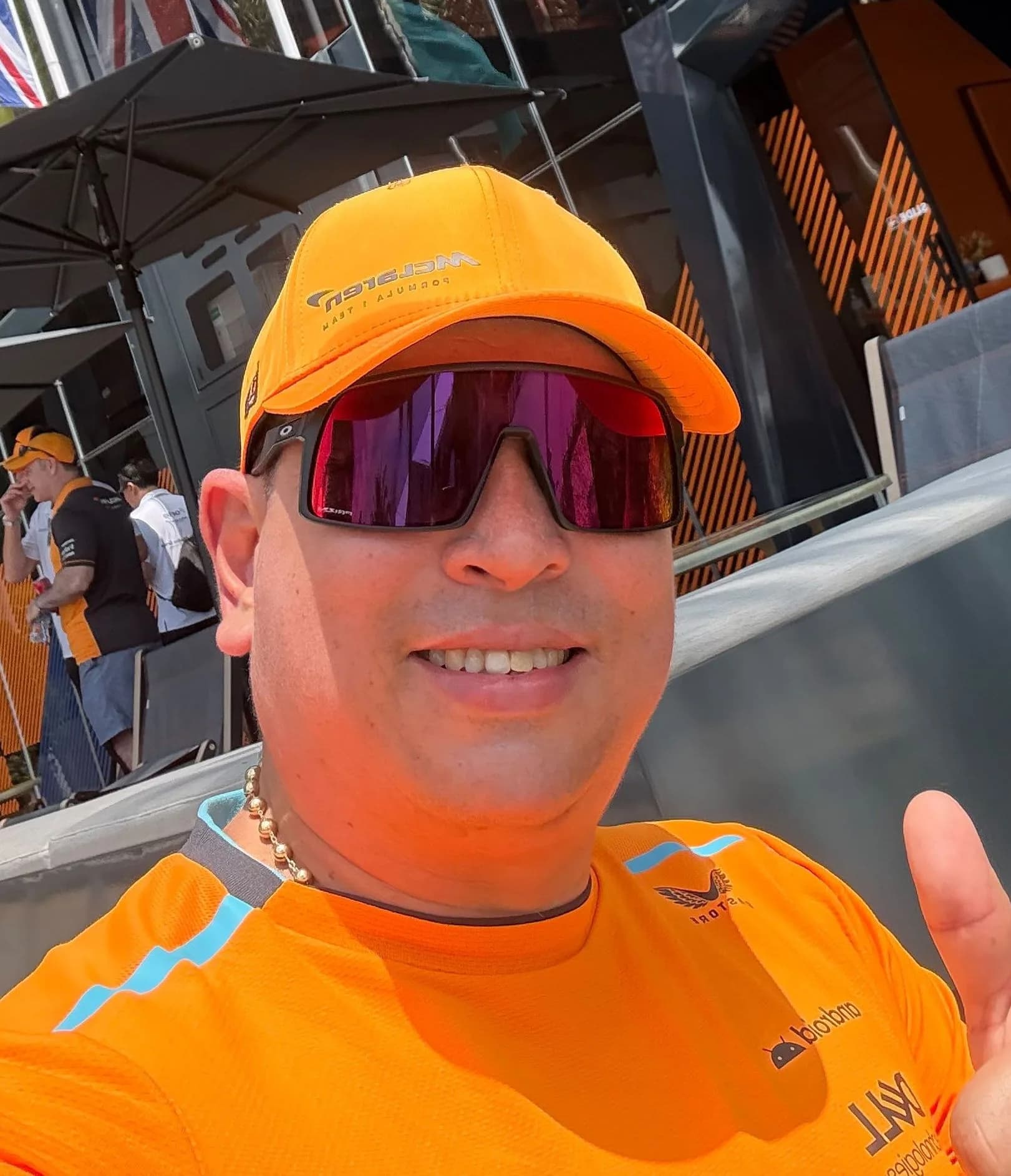 Edgar Moscoso, sonriente, con gorra y camiseta naranjas